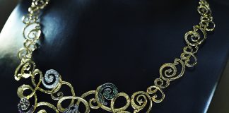 Collana in oro in mostra a JGT Dubai